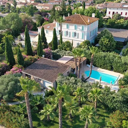 Domaine De L'aufrene Oda ve Kahvaltı 3*